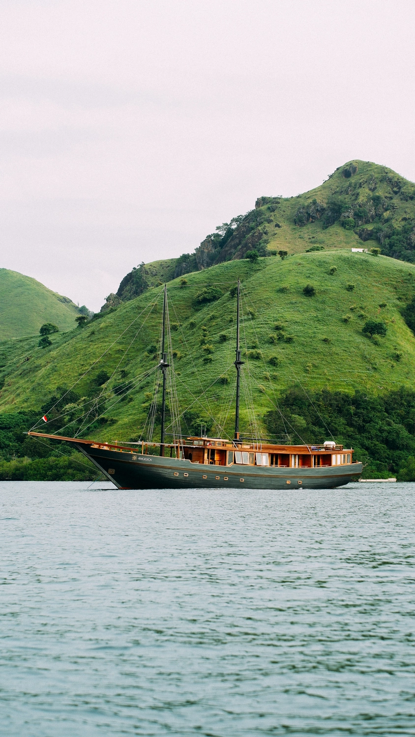 Private Luxury Phinisi Charter Komodo Angelica