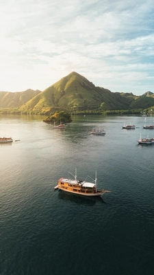 Private Deluxe Phinisi Charter Komodo Arora