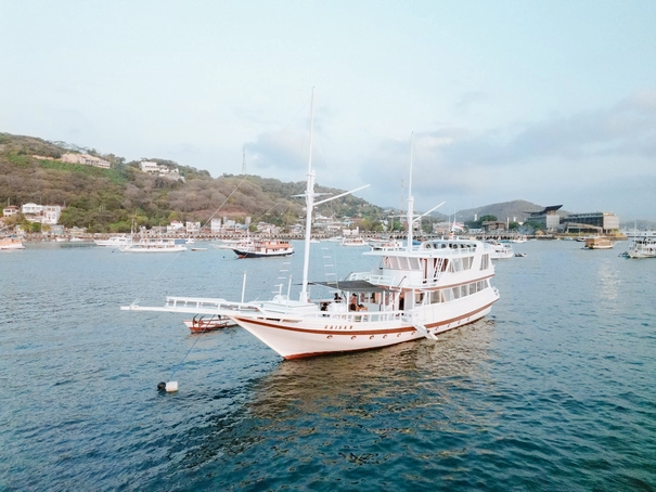 Private Deluxe Phinisi Charter Komodo Gaisan