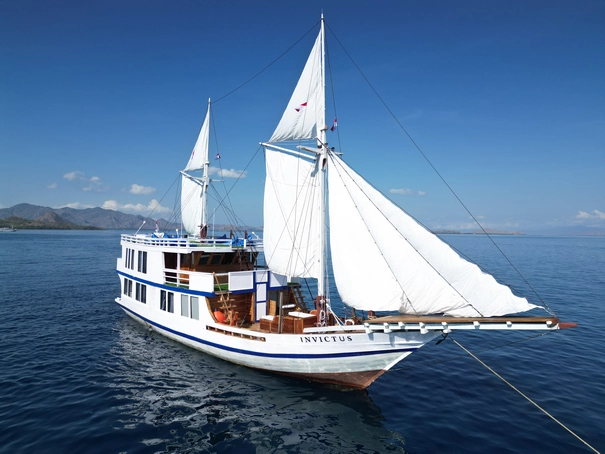 Private Deluxe Phinisi Charter Komodo Invictus