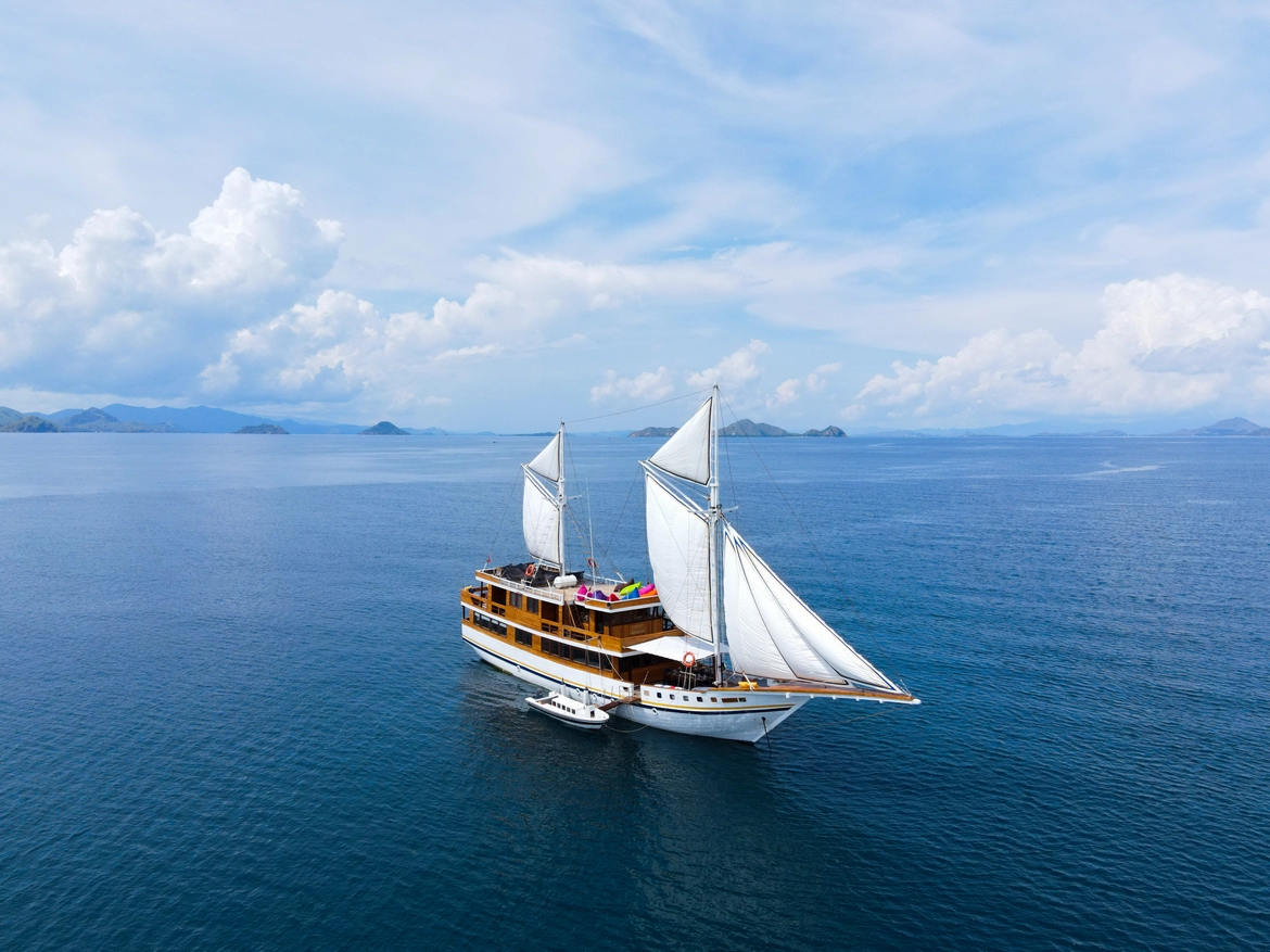 Private Luxury Phinisi Charter Komodo La Main