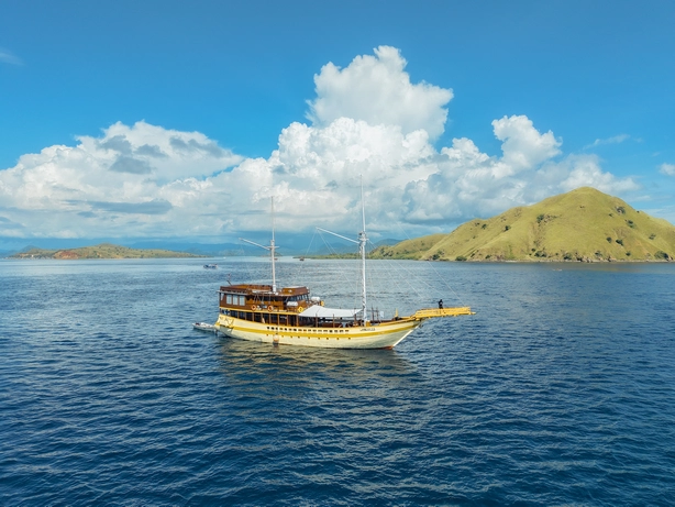 Komodo Liveaboard Luxury Phinisi Lamborajo 2