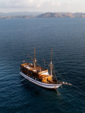 Open Trip Labuan Bajo Kapal Phinisi Luxury Neptune