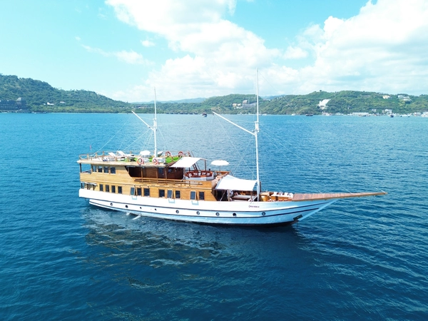 Private Deluxe Phinisi Charter Komodo Magika