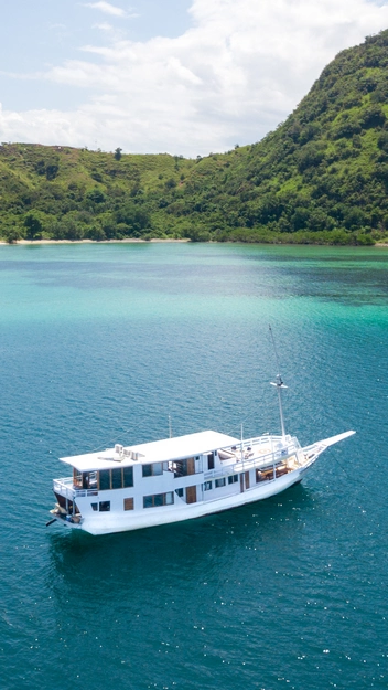 Komodo Liveaboard Superior Phinisi Nusantara Karya
