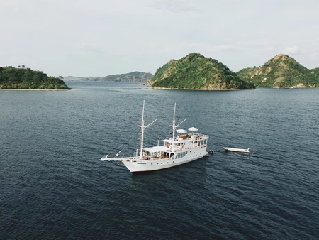 Open Trip Labuan Bajo Kapal Phinisi Superior Sands Bajo