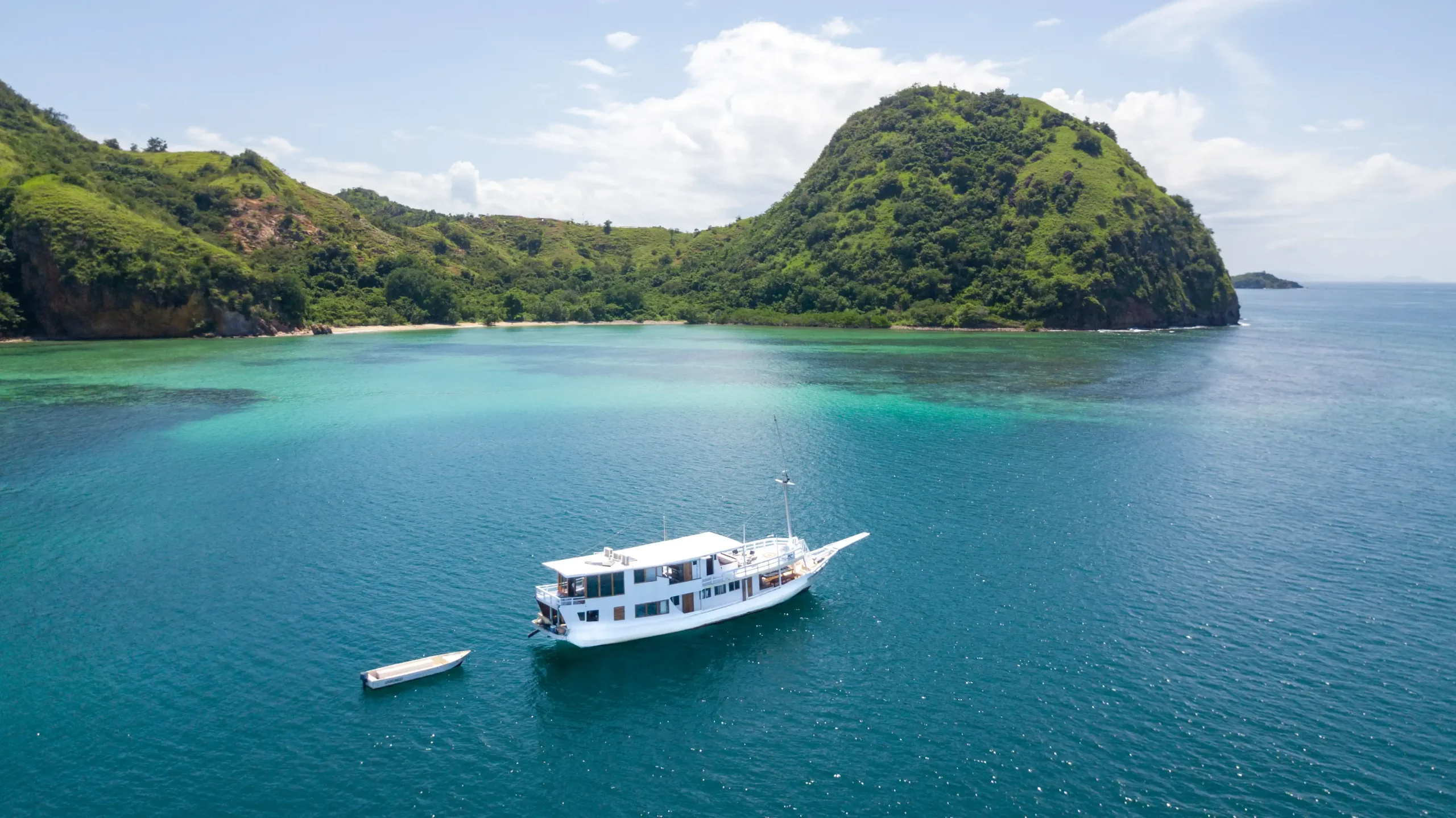 Open Trip Labuan Bajo Kapal Phinisi Superior Nusantara Karya